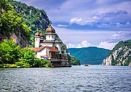 Eisernes Tor, Kloster am Eisernen Tor im Donaudelta, umgeben von Herbstlandschaft., Kloster am Eisernen Tor im Donaudelta, umgeben von Herbstlandschaft.