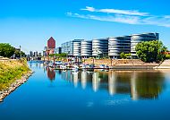 Duisburg, Moderne Architektur am Innenhafen Duisburg bei blauem Himmel.