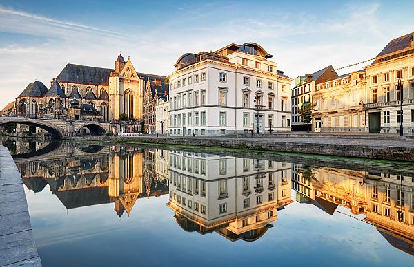 Gent, Malerische Spiegelung historischer Gebäude am Wasser in Gent.