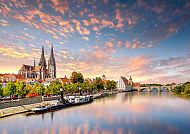 Regensburg, Regensburg bei Sonnenuntergang, Dom und Donau im sanften Abendlicht.