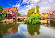 Nürnberg, Idyllische Flusslandschaft in Nürnberg mit Fachwerkhäusern.