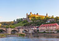 Würzburg, Festung Marienberg und Alte Mainbrücke in Würzburg bei Sonnenuntergang.
