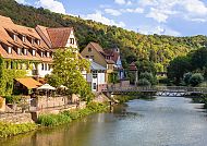 Wertheim, Idyllische Flusslandschaft in Wertheim mit malerischen Häusern.