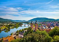 Miltenberg, Panoramablick auf Miltenberg mit Fluss und malerischer Landschaft.