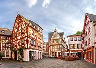 Mainz, Malerischer Fachwerkplatz in Mainz, idyllische Altstadtatmosphäre.