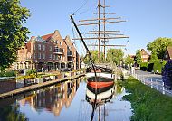 Schiff auf den Hauptkanal in Papenburg, Schiff im Hauptkanal von Papenburg bei sonnigem Wetter., Schiff im Hauptkanal von Papenburg bei sonnigem Wetter.