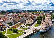 Klaipeda, Litauen, Klaipeda im Herbst mit Segelschiff und Altstadtansicht., Klaipeda im Herbst: Malerische Altstadt und Segelschiff an der Ostsee.