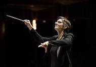 Dirigentin Elisabeth Fuchs mit der Philharmonie Salzburg