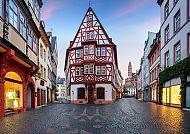 Fachwerkhaus in Mainz am Nachmittag, Fachwerkhaus in Mainz bei Sonnenuntergang, Herbstzauber Rhein., Fachwerkhaus in Mainz bei Sonnenuntergang, Herbstzauber am Rhein.
