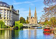 Straßburg mit Kathedrale im Herbst, Straßburg im Herbst mit Kathedrale und malerischem Rhein., Straßburg im Herbst mit Kathedrale und malerischem Rhein.