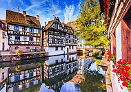 Straßburg, Fachwerkhäuser und Herbstfarben am Rhein in Straßburg.