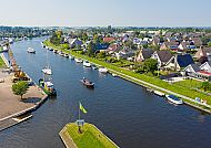 Lemmer, Idyllische Wasserstraße in Lemmer, Holland, mit Booten und Häusern.