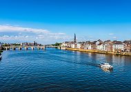 Maastricht, Maastricht: Malerische Flusslandschaft mit Brücke und Boot.