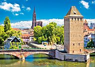Straßburg, Mittelalterlicher Turm und Straßburger Münster am Rhein.