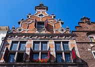 Nijmegen, Historische Fassade in Nijmegen unter strahlend blauem Himmel.