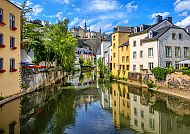 Ausflugstipp: Luxemburg, Malerische Altstadt von Luxemburg mit Spiegelung im Fluss.