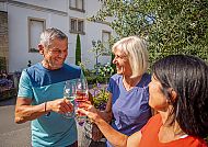 Radreise: Pfälzer Weinsternfahrt, Fröhliche Weinverkostung bei der Pfälzer Weinsternfahrt., Fröhliche Weinverkostung bei der Pfälzer Weinsternfahrt.