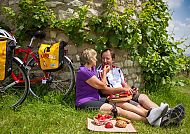 Radreise Pfälzer Weinsternfahrt, Pärchen genießt Picknick bei Radreise in idyllischer Weinlandschaft., Pärchen genießt Picknick bei Radreise in der Pfalz.