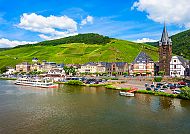 Bernkastel-Kues: Malerische Mosellandschaft mit Weinbergen und Kirche.