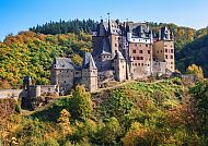 Ausfllugstipp: Burg Eltz, Burg Eltz im Herbst, umgeben von buntem Laub.