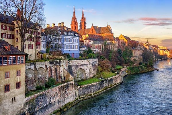 Basel am Rhein mit Münster im Abendlicht, 'Rhein total 2027'.