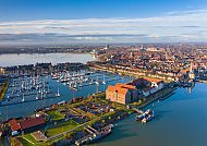 Malerischer Blick auf den Hafen von Hoorn, umgeben von Segelbooten.