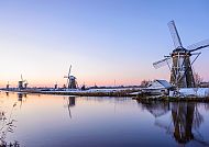 Windmühle, Windmühlen bei Sonnenuntergang, idyllische niederländische Landschaft., Windmühlen bei Sonnenuntergang, idyllische niederländische Landschaft.