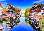 Fachwerkhäuser am Wasser in Straßburg, idyllische Rheinromantik.