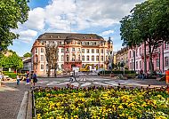 Mainz: Barocke Architektur und blühende Gärten im Sonnenschein.