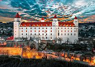Bratislava, Bratislava Burg bei Sonnenuntergang, festlich beleuchtet.