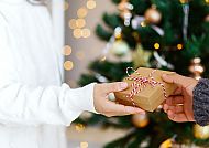 Weihnachten, Weihnachtliche Geschenke unter funkelndem Baum.