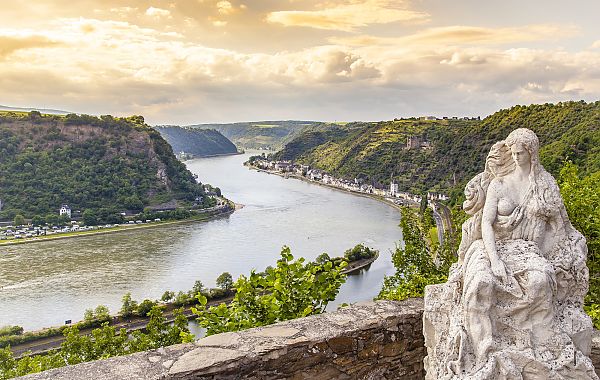Loreley-Statue mit malerischem Rheinblick bei Sonnenuntergang.