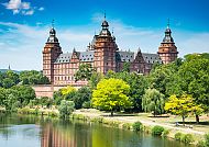 , Schloss Johannisburg am Mainufer, Aschaffenburg, Sommeridylle., Schloss Johannisburg in Aschaffenburg, umgeben von grüner Natur.