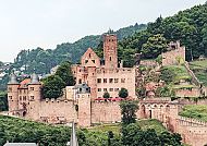 , Burg Wertheim in malerischer Landschaft, Mainromantik 2027., Burg Wertheim vor grüner Hügellandschaft, Mainromantik 2027.