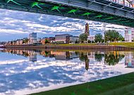 Arnheim, Arnheim am Rhein mit Brücke und reflektierendem Himmel.