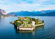 Isola Bella, Isola Bella im Lago Maggiore, umgeben von Bergen im Frühling., Isola Bella im Lago Maggiore, umgeben von Bergen und blauem Wasser.