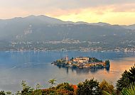Lago d´Orta, Insel im Lago D'Orta bei Sonnenuntergang, umgeben von Bergen.