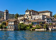 Lago d´Orta, Insel San Giulio im Lago d'Orta, Italien, bei strahlendem Sonnenschein., Malerische Architektur am Lago D'Orta unter blauem Himmel., Historische Gebäude am Lago D'Orta unter strahlend blauem Himmel.