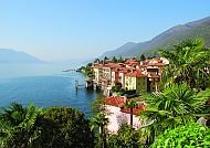 Lago Maggiore, Frühlingshafte Idylle am Lago Maggiore mit bunten Häusern., Idyllische Frühlingslandschaft am Lago Maggiore.