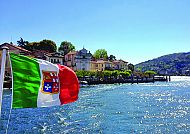 Schiffsfahrt auf dem Lago Maggiore, Italienische Flagge weht auf dem Lago Maggiore, Frühling 2026., Italienische Flagge weht über dem Lago Maggiore im Sonnenschein.