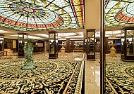 Grand Hotel Dino, Elegante Lobby im Grand Hotel Dino mit kunstvollem Glasdach., Elegante Lobby im Grand Hotel Dino mit kunstvollem Glasdach.