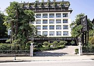 Hotel La Palma, Hotel La Palma am Lago Maggiore, umgeben von Palmen., Hotel La Palma am Lago Maggiore, umgeben von Palmen und Grün.