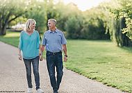 Kurpark_Spaziergänger, Paar spaziert im sonnigen Kurpark von Bad Rappenau., Paar beim Spaziergang im Kurpark von Bad Rappenau.