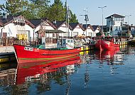 Rote Fischerboote im Hafen von Kolberg bei sonnigem Wetter