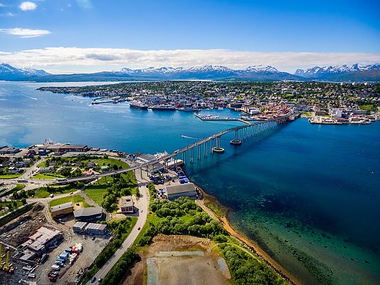 Luftaufnahme von Tromsø mit Brücke, Bergen und klarem Himmel