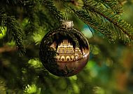 Christbaumkugel Spiegelung, Christbaumkugel spiegelt beleuchtetes Rathaus von Münster wider., Christbaumkugel spiegelt beleuchtetes Rathaus in Münster wider.