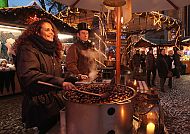 Weihnachtsmarkt Ueberwasserkirche, Weihnachtsmarktstimmung an der Ueberwasserkirche in Münster., Weihnachtsmarkt an der Ueberwasserkirche mit festlicher Stimmung.