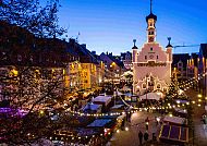 Kempten_Weihnachtsmarkt, Weihnachtsmarkt in Kempten bei Dämmerung, festlich beleuchtet., Weihnachtsmarkt in Kempten bei Abenddämmerung, festlich beleuchtet.