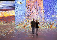 Port des Lumiers in Hamburg, Lichtprojektionen in leuchtenden Farben, inspiriert von Van Gogh.