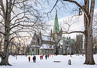 Nidarosdom im winterlichen Trondheim, Nidarosdom im verschneiten Trondheim, majestätisch im Winter.